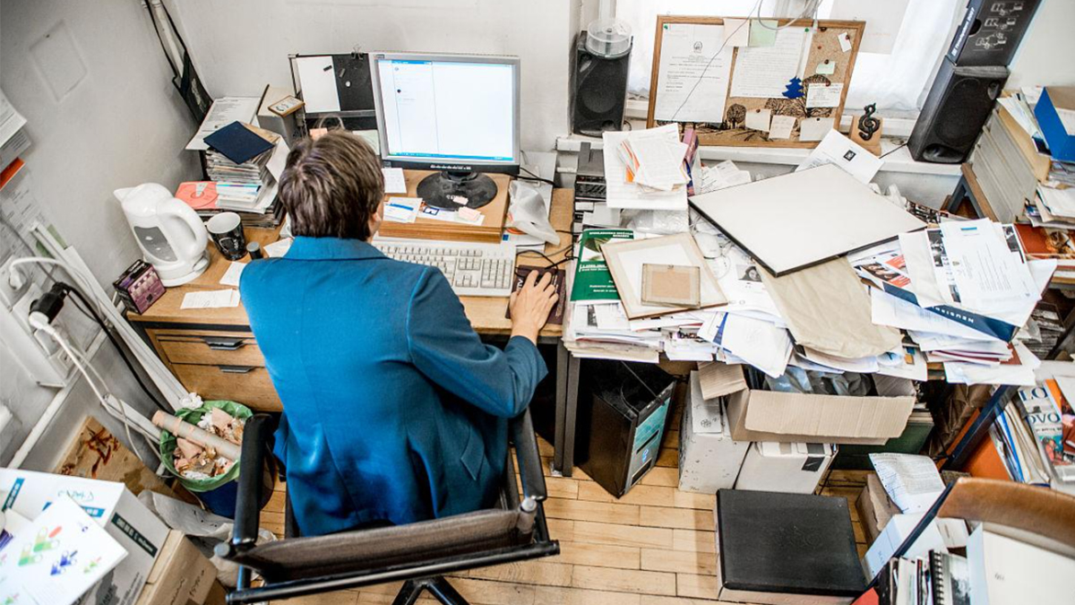 How to decorate office table